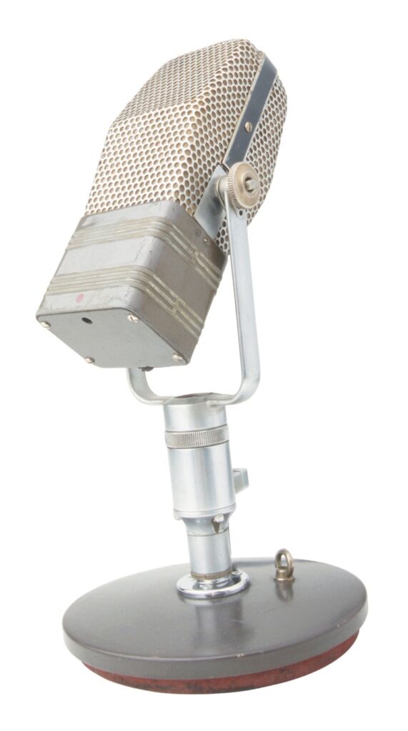 A picture of an old-fashioned tapletop microphone